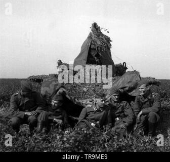 Wehrmacht Heer / Luftwaffe DEMAG Sd.Kfz 10/4 Halbkettenfahrzeug / Zugkraftwagen 1t mit FLAK 30 2 cm / 20 mm (Rheinmetall) - Esercito Tedesco / Tedesco Air Force mezza via con anti aerei pistola Flak 30 2cm / 20mm Foto Stock