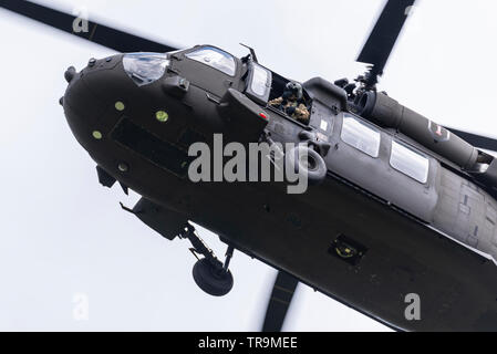 Sikorsky UH-60 Black Hawk elicottero trasporto battenti come parte del supporto per il presidente statunitense Donald Trump Visita di Stato nel Regno Unito. Crewman osservando Foto Stock