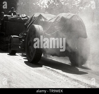 Wehrmacht Heer Schwere Feldkanone K16 / K 429 15 cm (Krupp) mit Sd.Kfz 7 8 Tonnen - Esercito Tedesco Field-Cannon pesanti K16 15cm Foto Stock