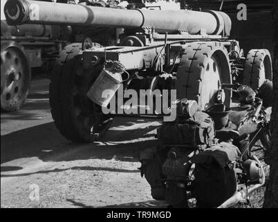 Wehrmacht Heer Schwere Feldkanone K16 / K 429 15 cm (Krupp) mit Sd.Kfz 7 8 Tonnen - Esercito Tedesco Field-Cannon pesanti K16 15cm Foto Stock