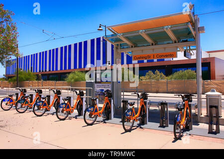 Gialli turistici il noleggio biciclette e la fermata del tram all'angolo di Cushing e Covento in Tucson AZ Foto Stock