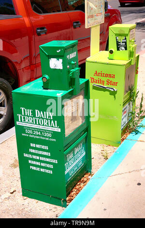 Arizona Daily Star e il quotidiano Il Giornale territoriale distributori automatici sul marciapiede nel centro cittadino di Tucson AZ Foto Stock