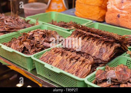 Pesci secchi in vendita presso la Maeklong mercato ferroviario, Bangkok, Thailandia Foto Stock