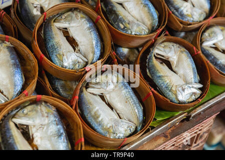 Cesto in legno di pesce per la vendita presso il Maeklong mercato ferroviario, Bangkok, Thailandia Foto Stock