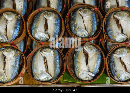 Cesto in legno di pesce per la vendita presso il Maeklong mercato ferroviario, Bangkok, Thailandia Foto Stock