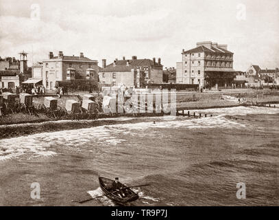 Un XIX SECOLO VISTA di cabine sulla spiaggia di Bognor. Bognor Regis è una località balneare nel West Sussex sulla costa sud dell'Inghilterra. È stato sviluppato lentamente verso la fine del XVIII secolo su ciò che era una spiaggia sabbiosa di costa non sviluppate ma crebbe rapidamente dopo la venuta della ferrovia nel 1864. Foto Stock