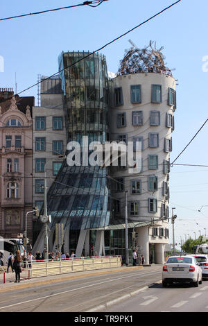 Edificio Nationale-Nederlanden, meglio conosciuta come la Casa Danzante o Tančící dům, a Praga, Repubblica Ceca Foto Stock