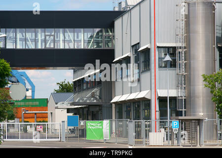 Un facchino supervisionato entrata in fabbrica per una società locali con varie industrie e aziende di logistica. Foto Stock