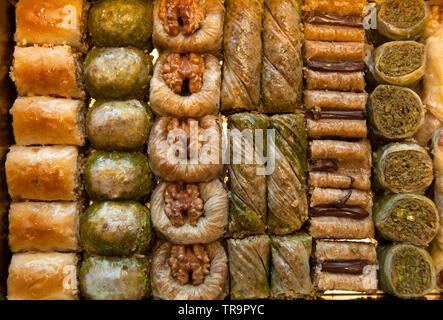 Dolce deserti sul display in ristorante a Istanbul, Turchia Foto Stock