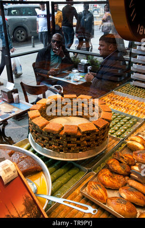 Dolce deserti sul display in ristorante a Istanbul, Turchia Foto Stock