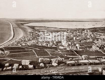 Un XIX SECOLO VISTA della cava di pietra di Portland, sopra l'isola di Portland, il calcare è legato island, nella contea di Dorset, Inghilterra. La pietra è stata estratta su Portland fin dai tempi dei romani e veniva spedito a Londra nel XIV secolo. Estrazione come un'industria ha cominciato all'inizio del XVII secolo e Sir Christopher Wren's scelta di Portland per la nuova cattedrale di St Paul è stato un grande impulso per le cave di pietra e stabilito come Portland Londra la scelta di pietra da costruzione. L isola è collegata con la ferrovia per il resto del paese dal 1865. Foto Stock