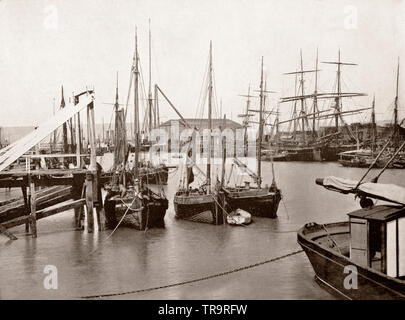 Un XIX SECOLO VISTA di varie navi e barche nel porto di Newhaven in East Sussex in Inghilterra. Il villaggio è stata di poca importanza marittima fino alla apertura della linea ferroviaria per Lewes nel 1847. Nel 1848, l'esiliato re francese Louis Philippe Ho atterrato qui sotto mentite spoglie dopo abdicando il suo trono. La Londra e Brighton South Coast Railway (LB&SCR) costruito proprio wharf, aperto il Newhaven Harbour stazione ferroviaria e finanziato il dragaggio del canale per poter essere usato da cross channel ferries. Foto Stock