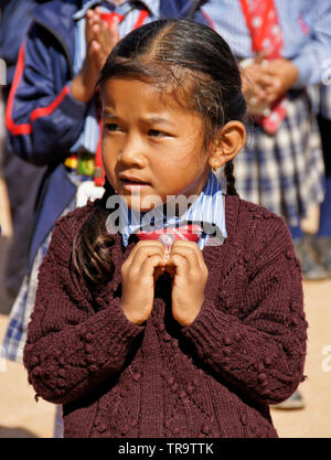 Ritratto di giovane ragazza in uniforme scolastica a Samata Scuola di bambù, Bhaktapur, Valle di Kathmandu, Nepal Foto Stock