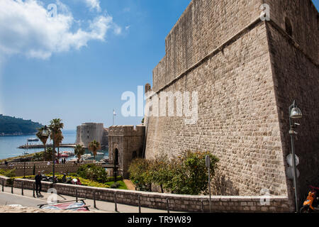 DUBROVNIK CROAZIA - Aprile 2018: cancello Ploce e Fort San Ivana presso la splendida Dubrovnik le mura della città Foto Stock