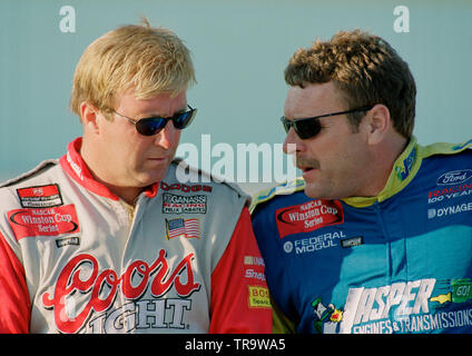 NASCAR driver Sterling Marliin e Robert Pressley sulla pit road a Homestead Miami Speedway nel novembre 2001. Foto Stock