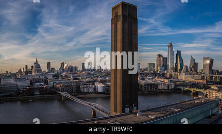 Una vista panoramica di Londra sullo skyline dall'interruttore casa di Tata moderno a Londra Foto Stock