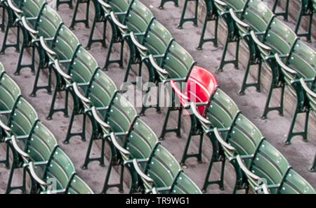 Sedile rosso in un mare di verde. Red Sox playerTed Williams sempre più lunga homerun a Fenway Park, Boston Foto Stock