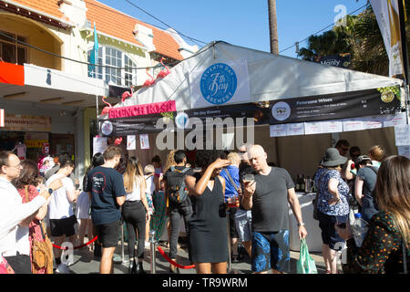 Gusto annuale di Manly cibo e vino festival che si tiene nelle strade di Manly Beach,Sydney , Australia Foto Stock