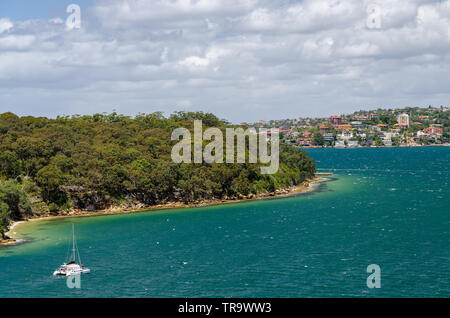 Bella taylors bay area con una barca catamarano Foto Stock