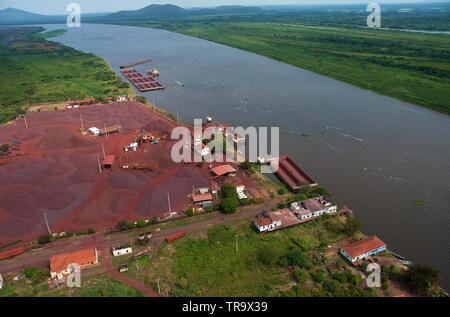 Rio Paraguay - il minerale di ferro di terminale di carico sul fiume Paraguay nella regione di Corumbá, Mato Grosso do Sul. Foto Stock