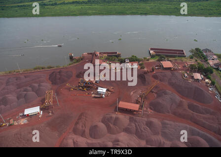 Rio Paraguay - il minerale di ferro di terminale di carico sul fiume Paraguay nella regione di Corumbá, Mato Grosso do Sul. Foto Stock