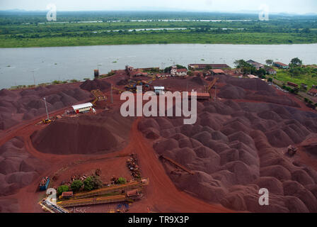Rio Paraguay - il minerale di ferro di terminale di carico sul fiume Paraguay nella regione di Corumbá, Mato Grosso do Sul. Foto Stock