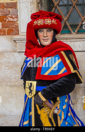 Venezia, Italia - FEB 26 : partecipante a Venezia il Carnevale di Venezia , Italia il 26 febbraio 2019. Il Carnevale di Venezia è famosa nel mondo per la sua elabor Foto Stock