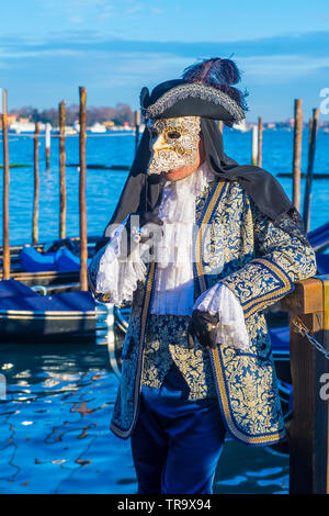 Venezia, Italia - FEB 26 : partecipante a Venezia il Carnevale di Venezia , Italia il 26 febbraio 2019. Il Carnevale di Venezia è famosa nel mondo per la sua elabor Foto Stock