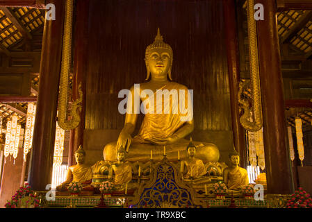 Scultura di Budda seduto close-up. Vihan dell antico tempio buddista Wat Phantao. Chiang Mai, Thailandia Foto Stock