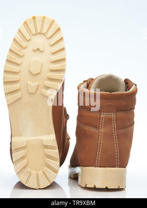 Escursionismo le scarpe marrone suola e vista posteriore isolato Foto Stock
