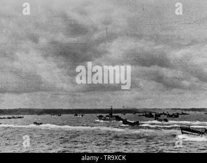 Landing Craft di tutte le dimensioni di approccio Omaha Beach riempito di assalto delle truppe comprendente la prima ondata di mettere piede suolo francese. La Normandia. Giugno 6, 1944. Foto Stock