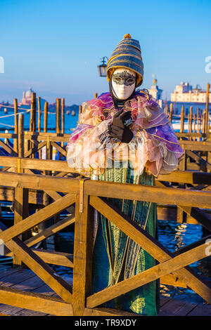 Venezia, Italia - FEB 26 : partecipante a Venezia il Carnevale di Venezia , Italia il 26 febbraio 2019. Il Carnevale di Venezia è famosa nel mondo per la sua elabor Foto Stock