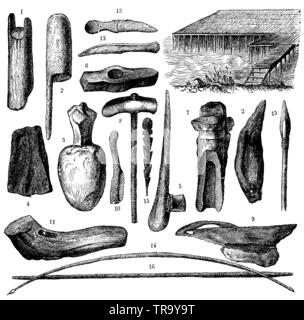 Armi e utensili a partire dall'età di stazioni palafitticole. 1) Angolo testa di palo, 2, 3) mazze di legno per compattamento in pile. 4) pietra cuneo. 5) Holmaxt. 6) pietra martello. 7) ascia in pietra. 8) Ax martello. 9) pietra sega. 10) Selce sega. 11) corno di cervo martello. 12) portano un dente (utensile di perforazione). 13) Due yew coltelli di legno. 14) la caccia di prua e di prua di guerra fatta di legno di tasso. 15) la punta di diamante. 16) gettando lancia , (antropologia Prenota, 1874) Foto Stock