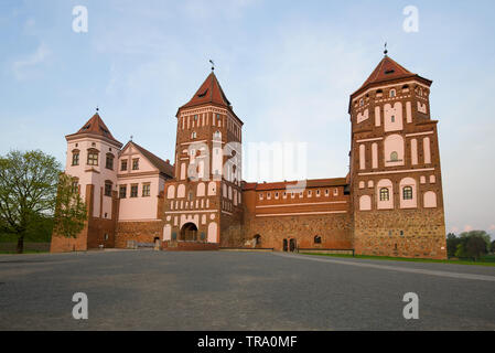 Il Castello di Mir in aprile al crepuscolo. Mir, Bielorussia Foto Stock