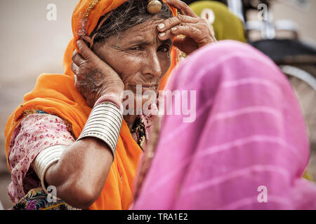 Anziana donna di Rajasthani conversa con un altro velato nel velo di colore rosa. Una candida reaity immagine di persone reali in abito tradizionale avente un cuore per Foto Stock