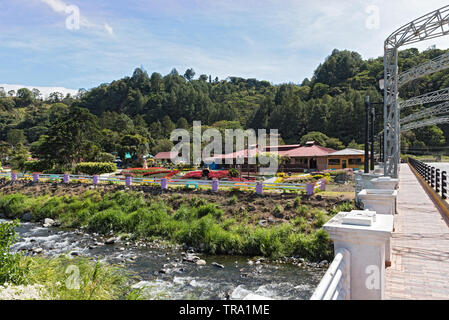 Sulla riva del torrente caldera in boqete è la sede del fiore e caffè fair panama Foto Stock