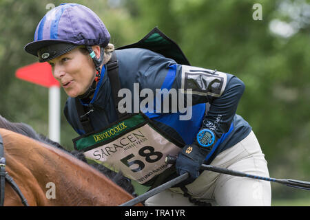 Saraceni feed cavallo Houghton International Horse Trials, Norfolk, Inghilterra , 26 maggio 2019, Zara Tindall e il suo cavallo Watkins andando attraverso il Suzu Foto Stock