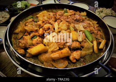 Pollo piccante coreano fritto con salsa Dak-galbi Foto Stock