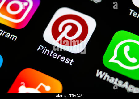 Sankt-Petersburg, Russia, 10 Maggio 2018: Pinterest icona applicazione su Apple iPhone X lo schermo dello smartphone. Pinterest Icona app. Pinterest è il popolare Foto Stock