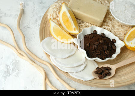 In casa caffè scrub per il corpo e per il viso - vari ingredienti per rendere scrub. spa, cosmetici, bodycare, terapia relax Foto Stock