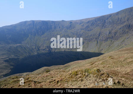 Blea acqua e Mardale Ill campana dalla rupe ruvida sul percorso verso la Wainwright High Street nel Parco Nazionale del Distretto dei Laghi, Cumbria, Inghilterra, Regno Unito. Foto Stock