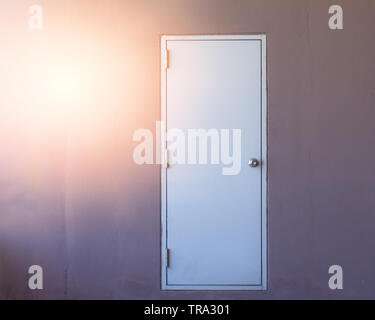 Porta bianca sulla parete di sfondo, Foto Stock