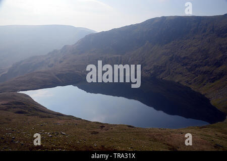 Blea acqua e Mardale Ill campana dalla rupe irregolare dalla Wainwright High Street nel Parco Nazionale del Distretto dei Laghi, Cumbria, Inghilterra, Regno Unito. Foto Stock