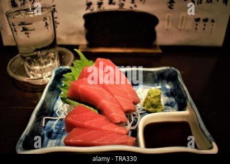 Maguro Sashimi con Sake a Izakaya, Sapporo, Giappone Foto Stock