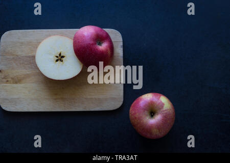 Apple Slice su sfondo nero Foto Stock