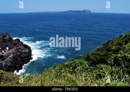 Vista dell'isola di Udo da Seongsan Ilchulbong cono di tufo in Jeju, Corea Foto Stock