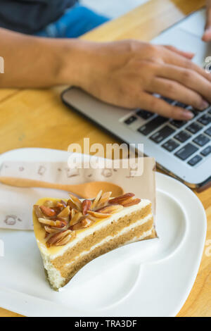 Panificio mandorlo in piastra sul notebook sfocata sfondo, Foto Stock