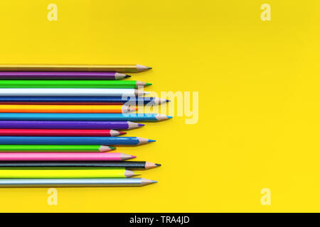 Il lavoro di squadra concetto. gruppo di matita colorata su sfondo giallo con word il lavoro di squadra, insieme, tutti, raggiunga e altro ancora Foto Stock