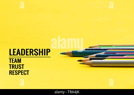 Leadership il concetto di business. Colore blu matita altri colori con word, Leadership Team, il rispetto e la fiducia su sfondo giallo Foto Stock
