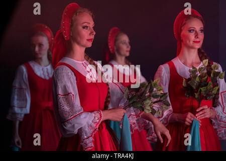 Artisti del membro accademico ensemble coreografico 'Berezka' su un palco con un round dance "birch' a Mosca, Russia Foto Stock